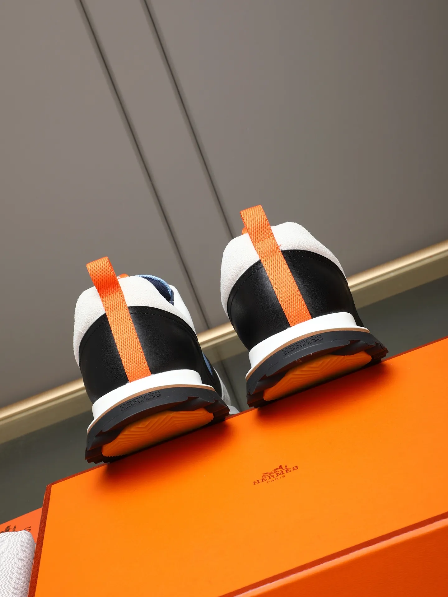 PP680【Hermes】fe new arrival~New Bouncing sneakers are the most comfortable shoes from Hermès. They are extremely light on the feet and look great. You won’t feel tired even when you go shopping and running around. 👍Very light and comfortable. Extremely light. Perfect for both sports and leisure. They feel great when you step on them! It’s up to you to choose, there’s always what you want~ ✔️Fabric: Imported first-layer cowhide ✔️Inner lining: Imported water-dyed cowhide ✔️Outsole: Seamless combination of IP+TPU (multi-color letters) German technology irradiation machine ✔️Code number: Male 38-44 (45 customized)